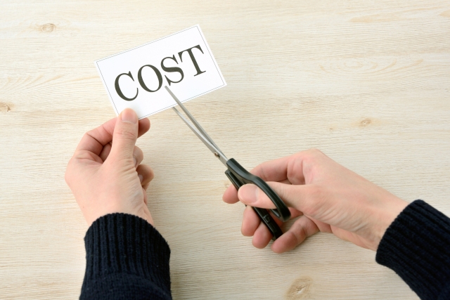 オフィスで働く笑顔のビジネスパーソン